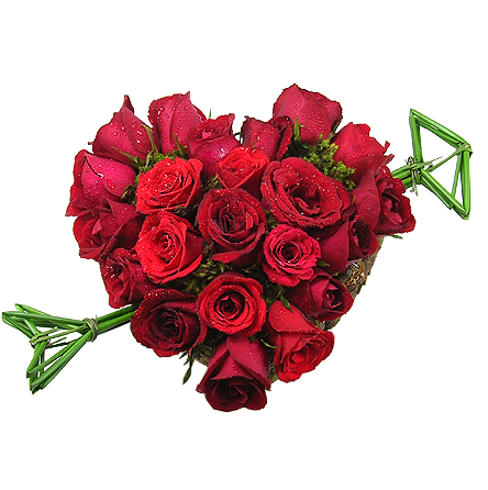 Profusão de aproximadamente vinte rosas vermelhas compondo um encantador coração de flores.