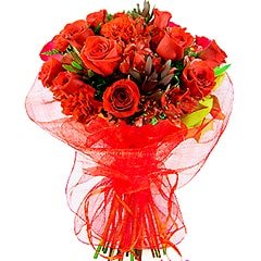 Belíssimo bouquet em tons de vermelho, confeccionado com alstroemérias e rosas importadas, folhagens exóticas e embalado em fina tela importada.