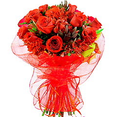 Belíssimo bouquet em tons de vermelho, confeccionado com alstroemérias e rosas importadas, folhagens exóticas e embalado em fina tela importada.