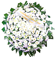 1.30 metro -  Uma clássica coroa fúnebre confeccionada com belas flores em tons de branco e folhagens.