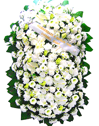  2 metros - Uma clássica coroa fúnebre confeccionada com belas flores em tons de branco e folhagens. 