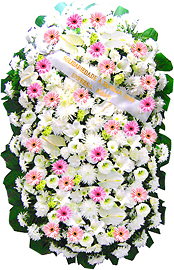 2 metros - Uma clássica coroa fúnebre confeccionada com belas flores em tons de branco, rosa e folhagens. 