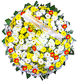  1 metro -  Uma clássica coroa fúnebre confeccionada com belas flores em tons de branco, laranja, amarelo e folhagens. 