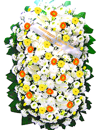  2 metros - Uma clássica coroa fúnebre confeccionada com belas flores em tons de branco, laranja, amarelo e folhagens. 