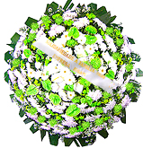  1 metro - Uma clássica coroa fúnebre confeccionada com belas flores em tons de branco, verde e folhagens. 