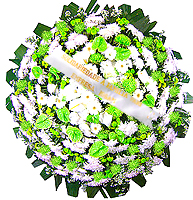  1.30 metro - Uma clássica coroa fúnebre confeccionada com belas flores em tons de branco, verde e folhagens. 