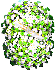  1.70 metro - Uma clássica coroa fúnebre confeccionada com belas flores em tons de branco, verde e folhagens. 