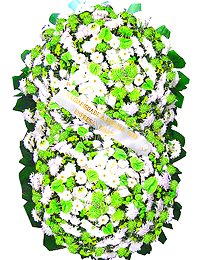 2 metros -  Uma clássica coroa fúnebre confeccionada com belas flores em tons de branco, verde e folhagens. 