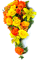  Bouquet de noiva estilo cascata, confeccionado com l�rios amarelos e rosas em tons de laranja e folhagens. 