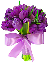 Maravilhoso bouquet de noiva com  tulipas roxas e acabamento em cetim lil�s.