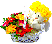O fof&iacute;ssimo anjinho Biel vem nesta delicada cesta repleta de coloridas g&eacute;rberas para transmitir alegria nesta ocasi&atilde;o especial.  
