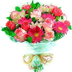 Encantador bouquet confeccionado com gérberas pink, rosas cor-de-rosa e pink e alstroemérias e folhagens.