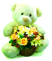 Um grande e fof&iacute;ssimo urso de pel&uacute;cia com um cachepot repleto de flores mistas - flores do campo, rosas e folhagens.  