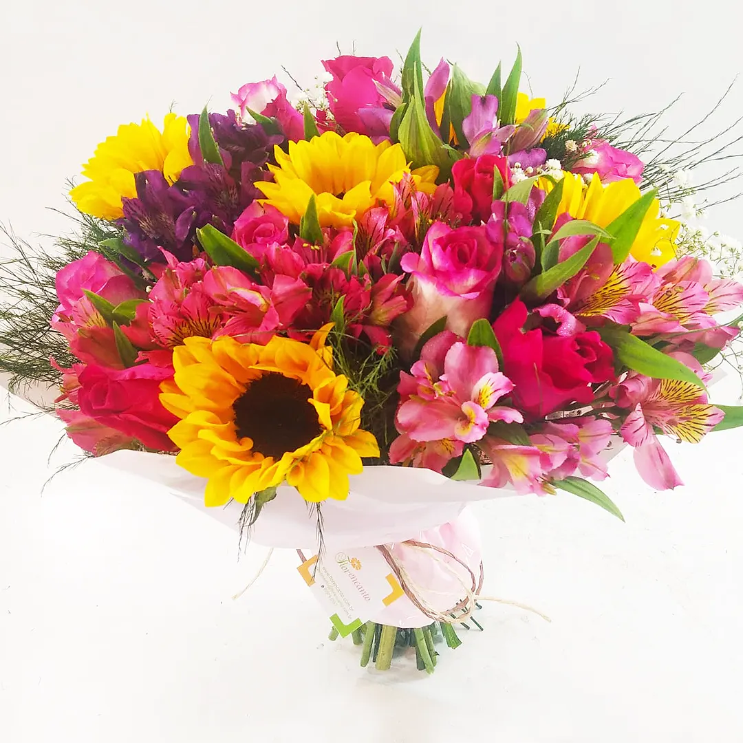 Buquê Radiante com Girassóis, Alstroemerias e Rosas: Um Toque de Alegria