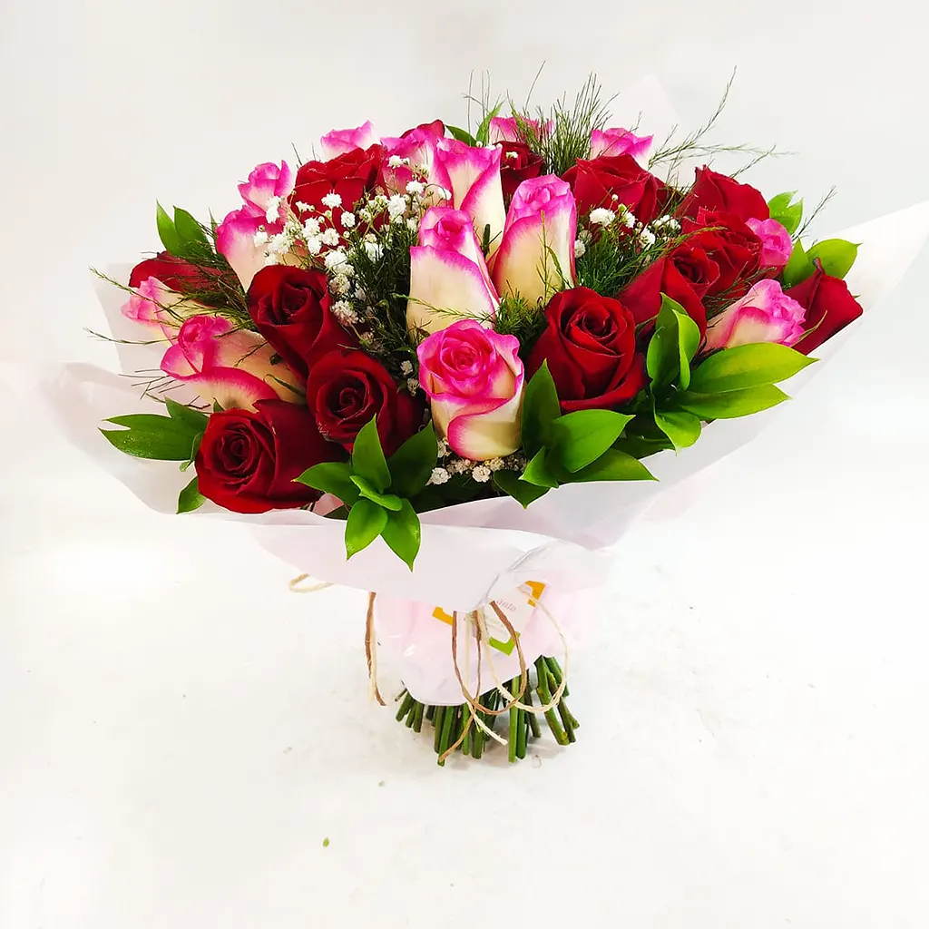 Harmonia de Cores: Buquê com 15 Rosas Cor de Rosa e 15 Rosas Vermelhas