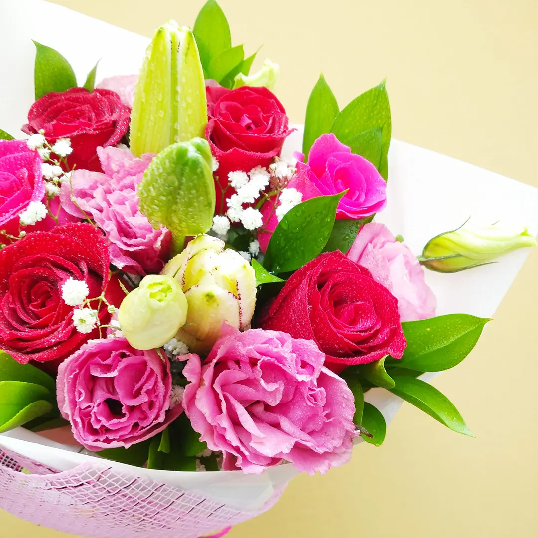 Buquê de rosas vermelhas e pink com lisianthus rosa e lírios brancos frescos e sofisticados