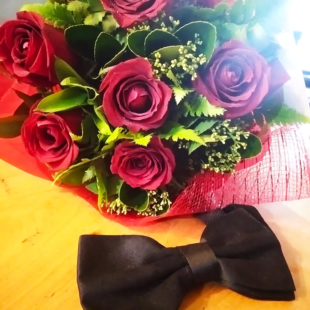 Buquê de rosas vermelhas sofisticadas, ideal para homens, com folhagens verdes