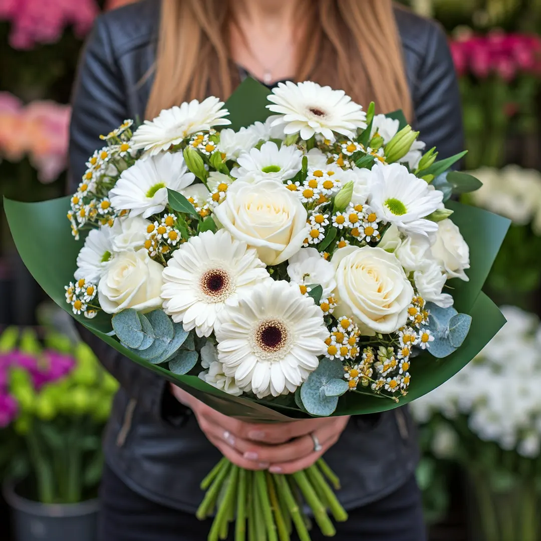 Buquê delicado de flores brancas, ideal para casamentos e momentos que simbolizam paz e pureza.