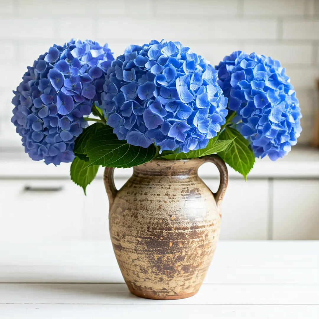 Ambiente decorado com vasos de flores coloridas, trazendo frescor e estilo à sala de estar