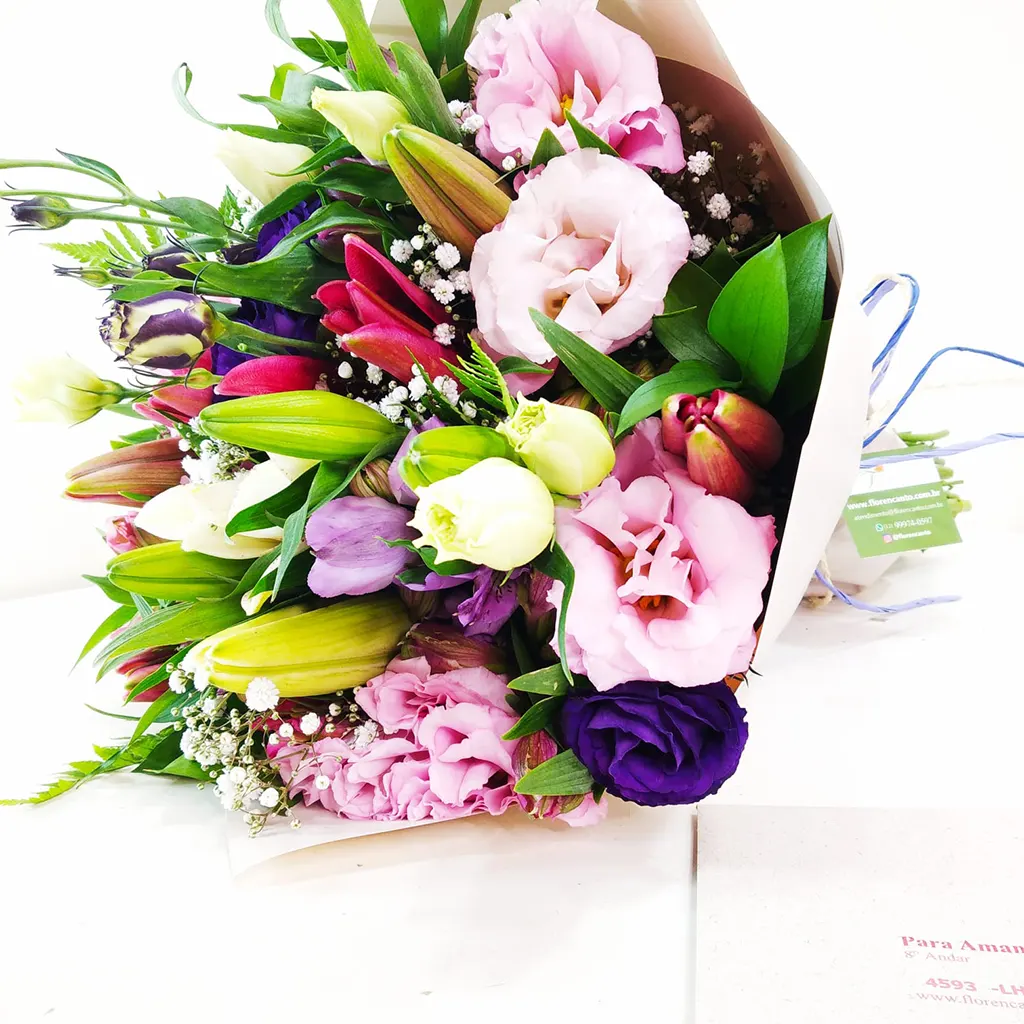 Buquê de flores mistas com entrega em Carapicuíba nas cores rosa, pink, lilás e roxo, perfeito para expressar carinho e elegância.