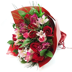 O vermelho é amor e paixão. O rosa é carinho e admiração. A junção dessas cores e dessas lindas flores vai expressar todo o seu sentimento de forma linda e impactante. 