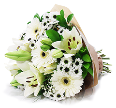 Lindo buquet em tons de branco, com gérberas e lírios para transmitir paz, esperança e admiração. 