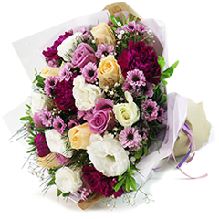 Delicado buquê que combina lisianthus, rosas e cravos em tons de champagne, branco e lilás para simbolizar pureza, carinho e encanto. Exclusividade Florencanto.