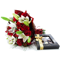 Lindo buquê de lírios brancos e rosas vermelhas para aquecer os corações com tanto amor. Acompanha uma deliciosa caixa de bombons Cacau Show.  