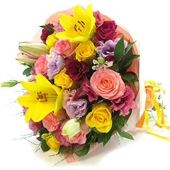 Buquê que combina lírios e rosas amarelas, lisianthus e e rosas em tons de rosa suave e pink, em uma expressão vibrante de delicadeza e alegria. É uma combinação com muita harmonia, perfeita para encantar corações e iluminar dias com sua luz radiante.
