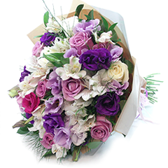 O buquê Encanto Lilás mescla rosas, lisianthus e alstroemérias em tons suaves de lilás, branco e roxo. Uma harmonia de cores que celebra a delicadeza, pureza e mistério, perfeito para expressar carinho, proteção e encanto em momentos especiais.